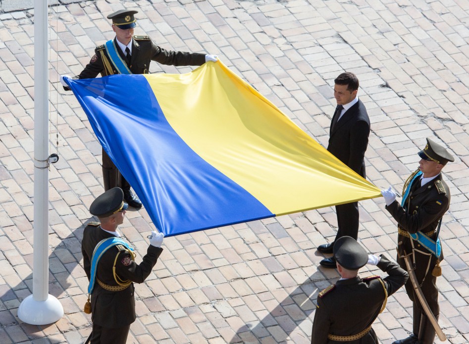 В Киеве торжественно подняли государственный флаг