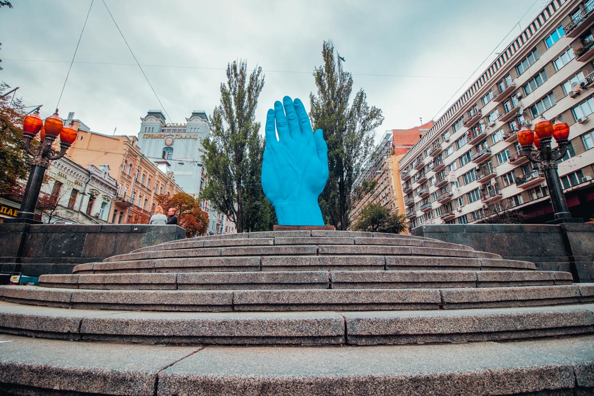 В центре Киева больше не будет скандальной синей руки