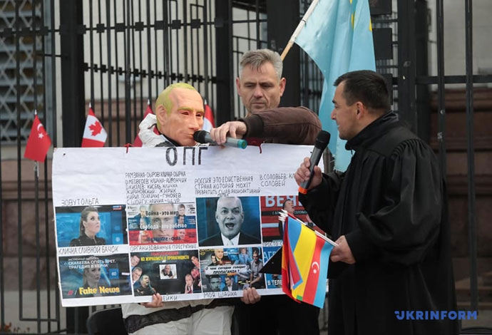 Путину устроили «Гаагу» под посольством РФ