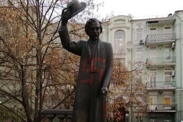 В Киеве разрисовали свастикой памятник Шолом-Алейхему