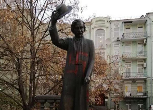 В Киеве разрисовали свастикой памятник Шолом-Алейхему