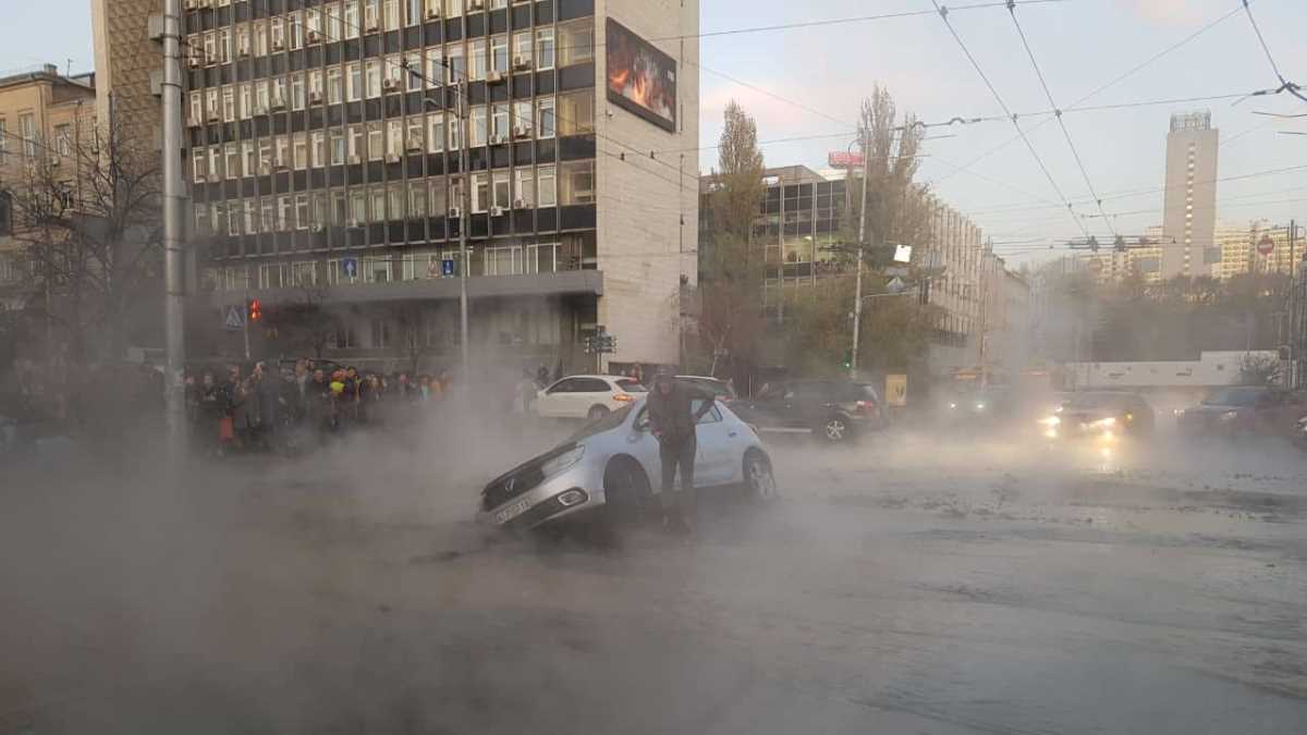 В центре Киева прорвало трубу, в яму провалились автомобили