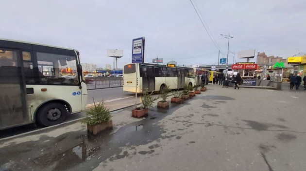 В Киеве украсили елками одну из станций метро