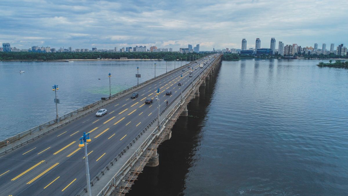 На столичном мосту Патона действует новая схема движения