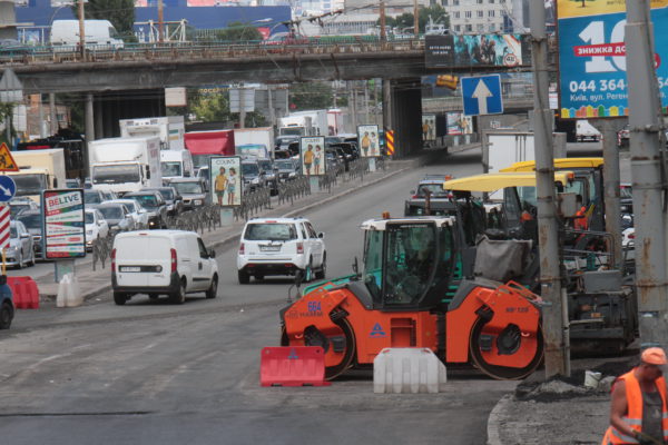 В Киеве активно начали ремонтировать дороги